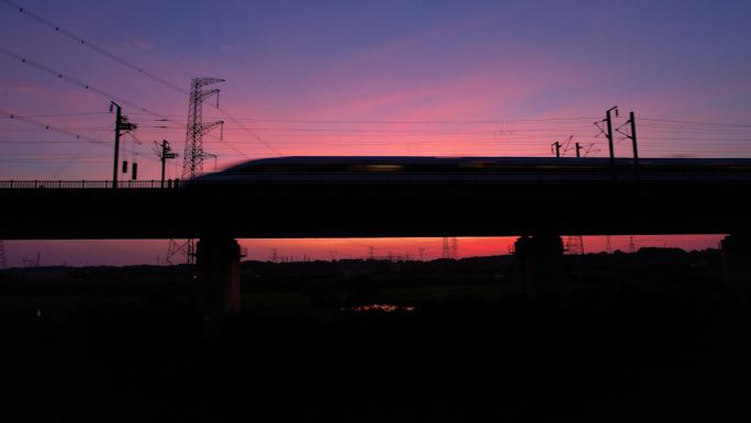 夕阳高铁铁路列车剪影