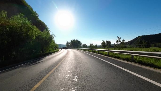 开车行驶在城市道路上