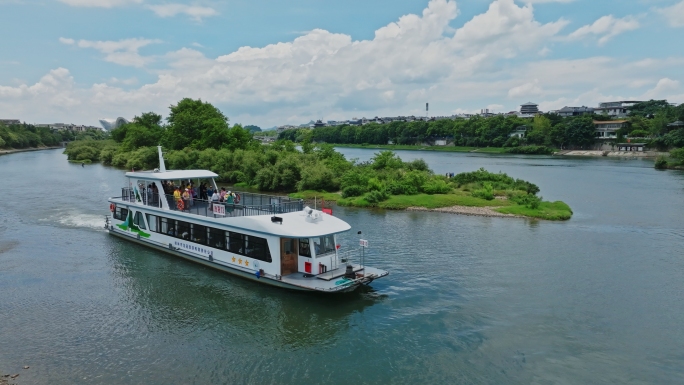 桂林夏季旅游旺季船行漓江