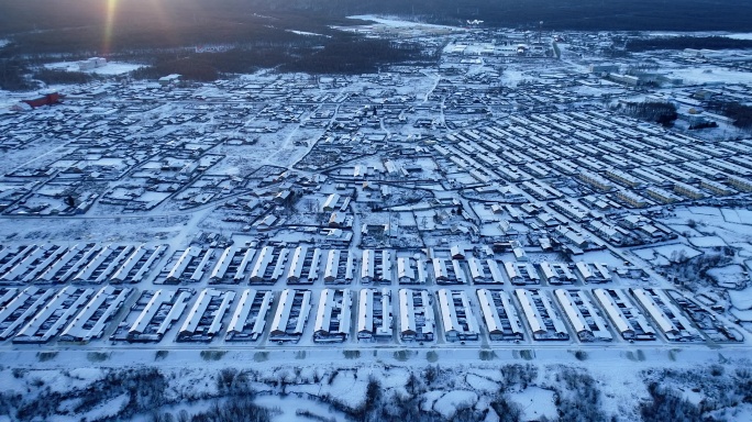 航拍冰雪覆盖的林场山村