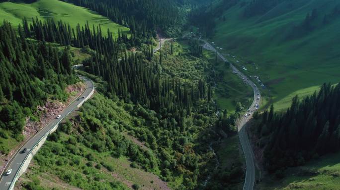 新疆自驾游航拍夏天独库公路高山峡谷森林