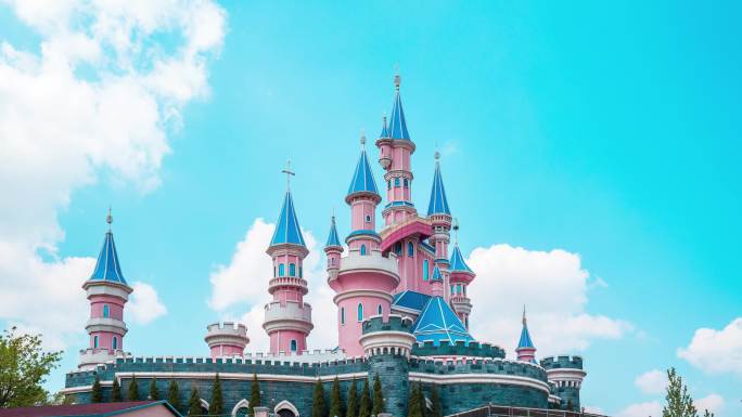 方特城堡浪漫童话粉色建筑蓝天白云延时摄影