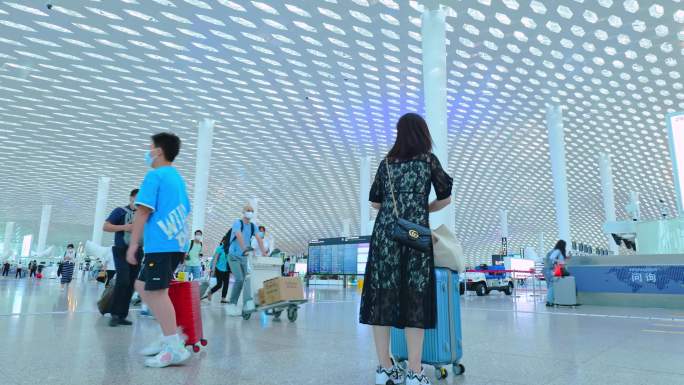 4K深圳机场大厅定机位旅客穿行视频素材