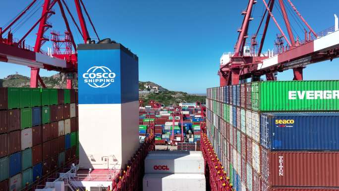 穿越吊机俯瞰港口集装箱