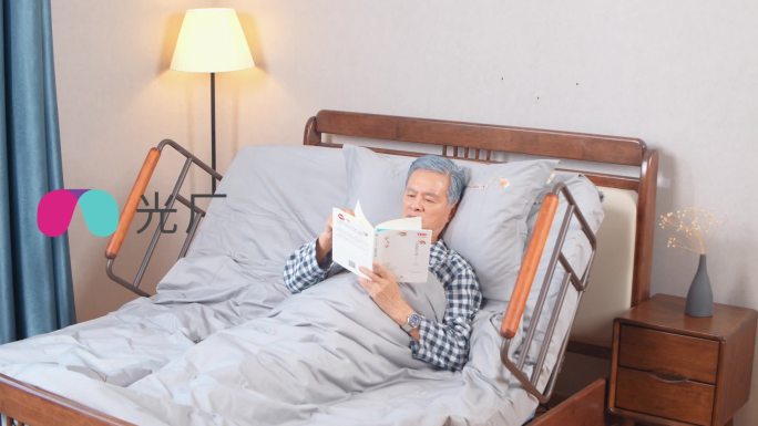 老年生活 躺在床上看书