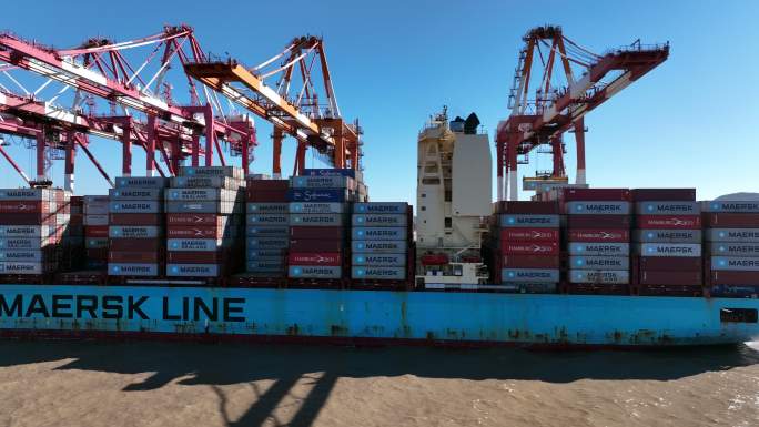 航拍港口货轮装卸货-上海洋山港