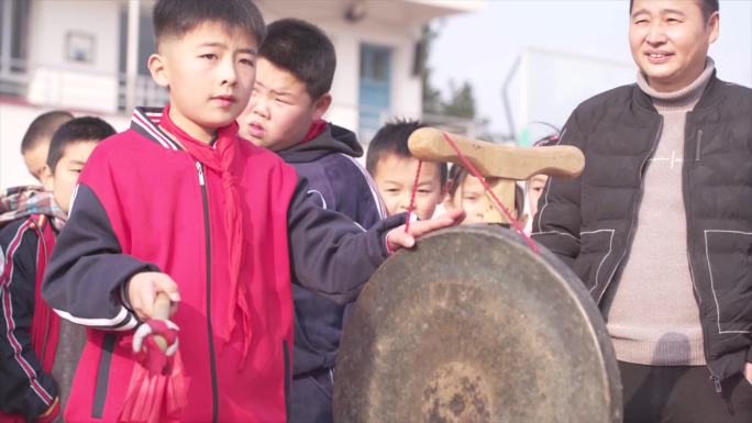 学生学习赛锣赛鼓学校活动A020