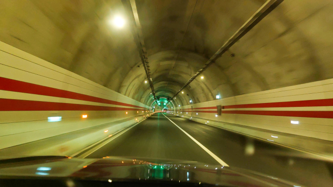 隧道行车 高速隧道 反光镜 开车