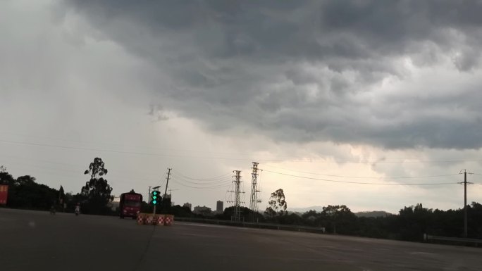 暴风雨来临昏地暗乌云密布大雨天空乌云盖项