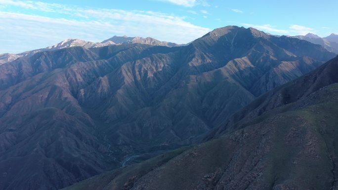 傍晚青山峻岭