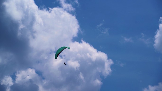滑翔伞飞行在蓝天白云间