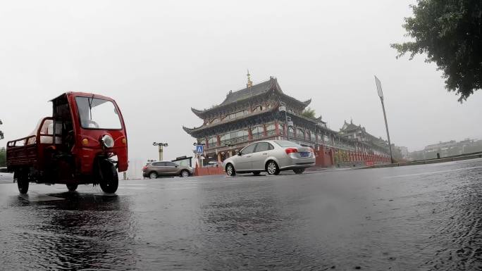 暴雨来临雨城雅安街道下雨积水