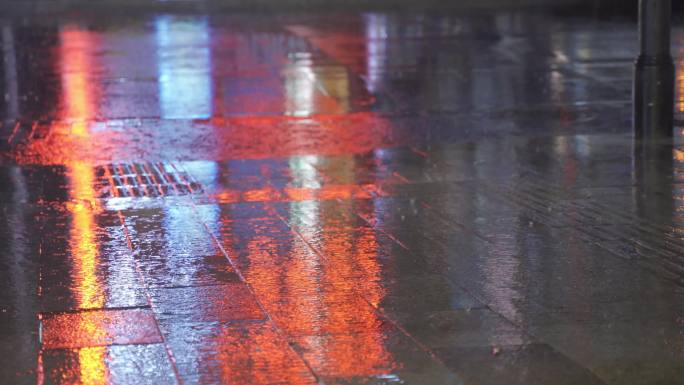 下雨 雷阵雨 路人 躲雨 马路 大街