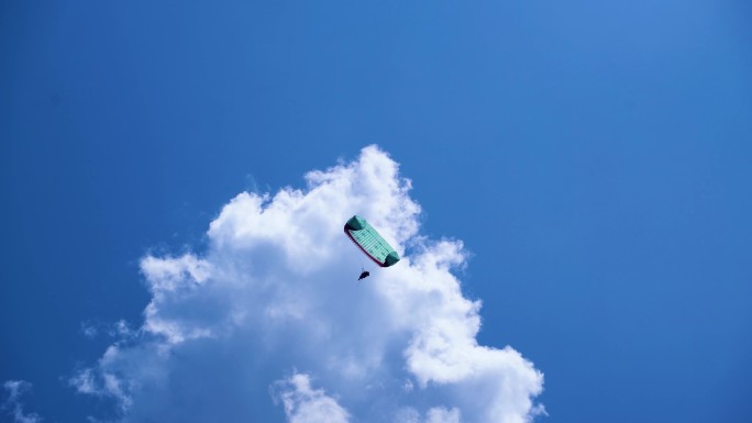 滑翔伞飞翔在蓝天白云间