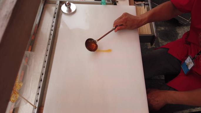 4K传统手艺年味糖画制作实拍视频