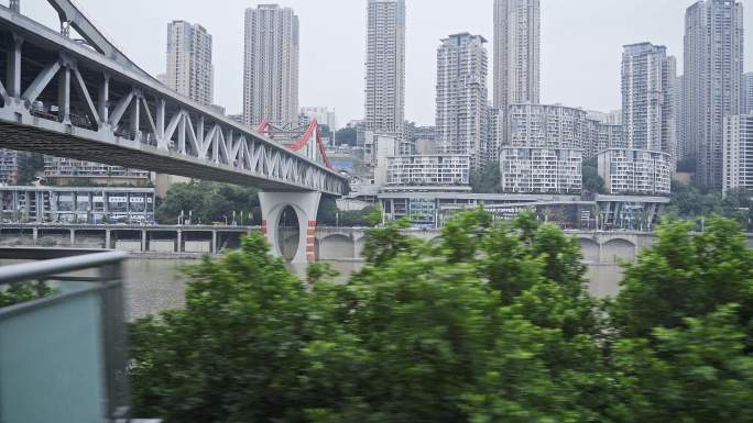 重庆嘉陵江乘坐地铁欣赏外面的风景