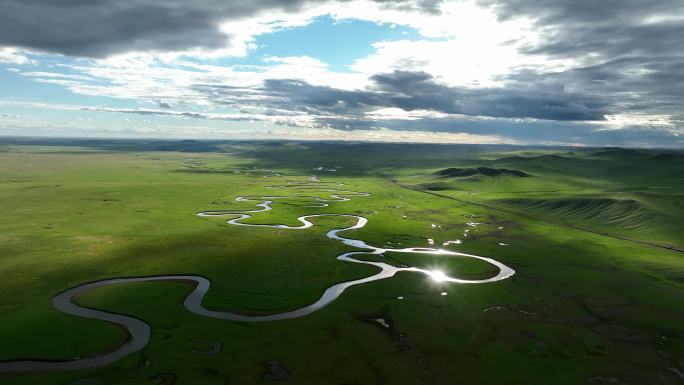 航拍内蒙古草原蜿蜒河流
