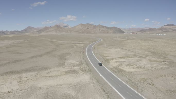 行驶在川藏公路上的汽车