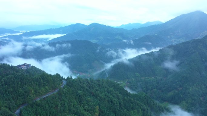 航拍山区平流雾村落