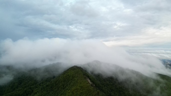 山区云雾越过山头