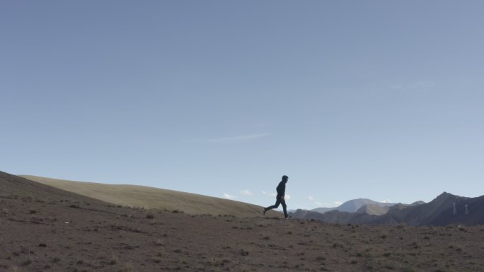 航拍在大山上奔跑的人