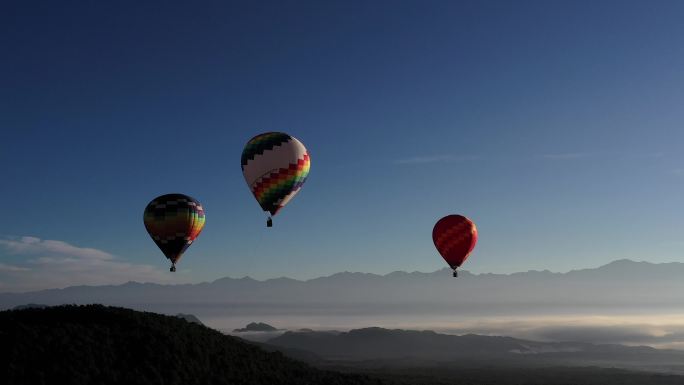 腾冲火山口景区旅游日出热气球滑翔机