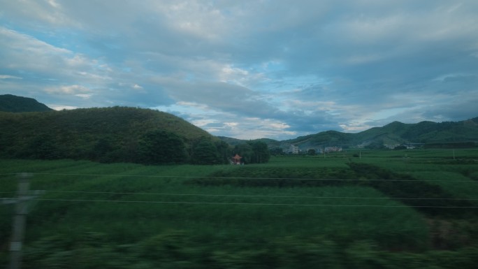 阴天傍晚夜幕降临动车高铁火车窗外风景