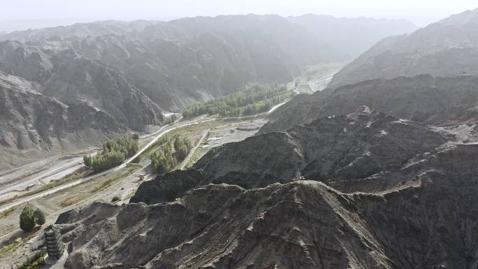 深山峡谷中的道路