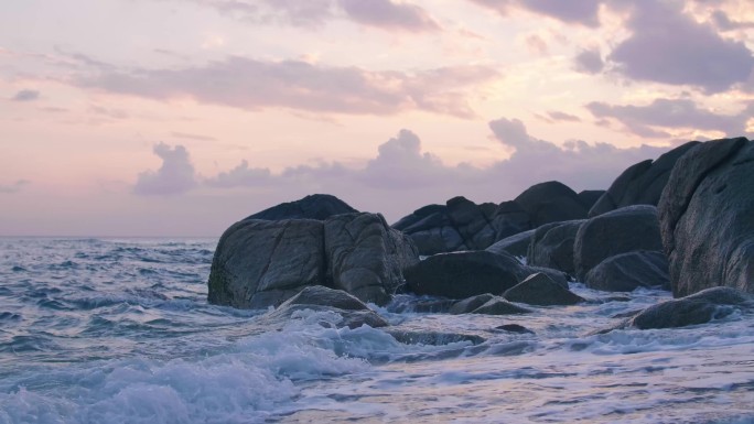 晚霞海浪拍打礁石