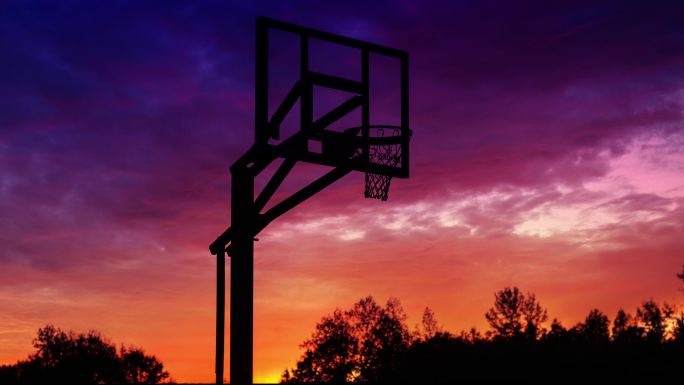 篮球场晚霞天空