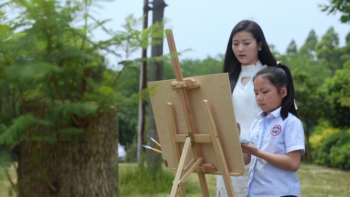 【4K】小女孩室外学习写生绘画