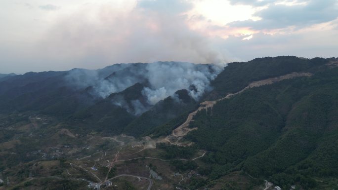 2022年8月25日重庆北碚山火持续蔓延