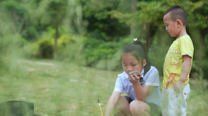 【4K】小孩草地画画玩耍