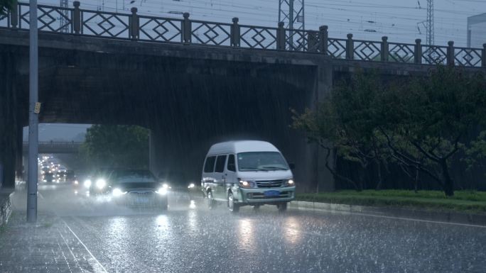 汽车在大雨天驶过下凹式立交桥