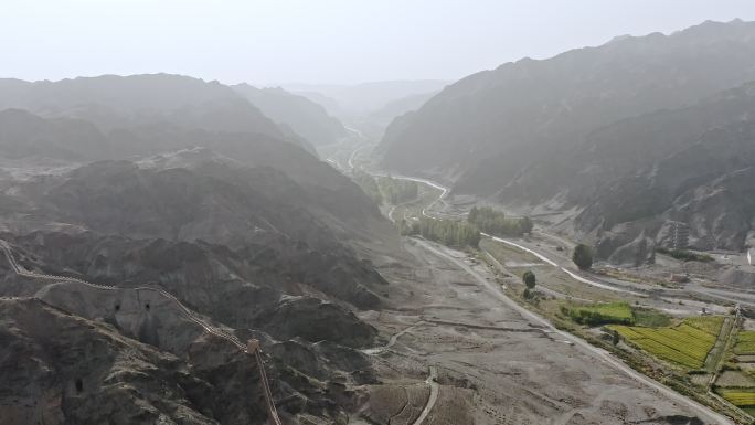 深山峡谷中的道路