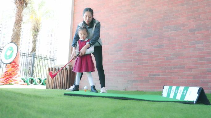 幼儿园高尔夫课程女老师教儿童高尔夫挥杆