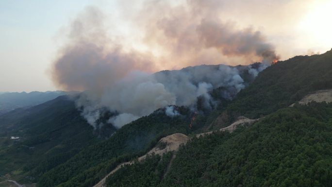 2022年8月25日重庆北碚山火持续蔓延