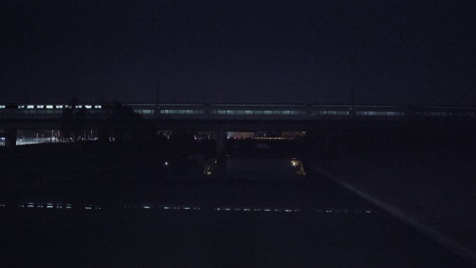夜晚正在行驶的地铁轨道交通