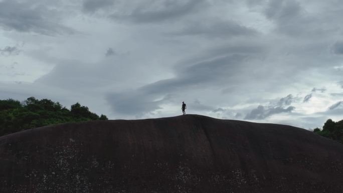 高清航拍湖南刀背山游客玩乐