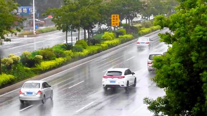 暴雨中的车流