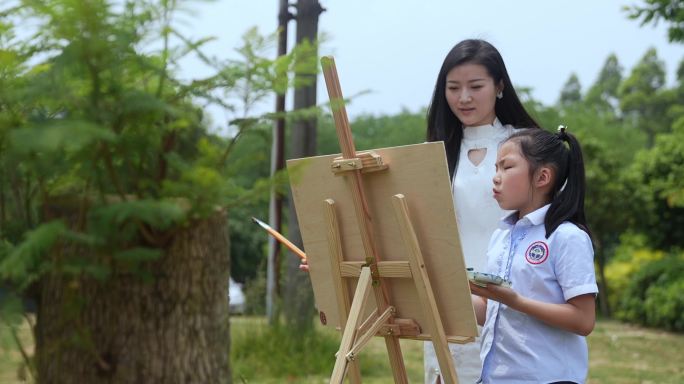 【4K】美女老师教小女孩画画