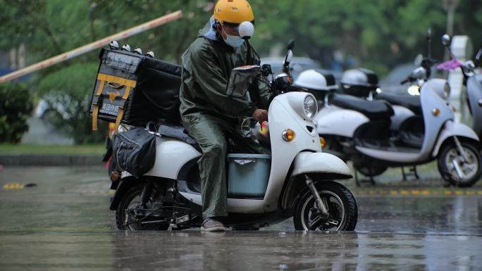 雨中送外卖的小哥