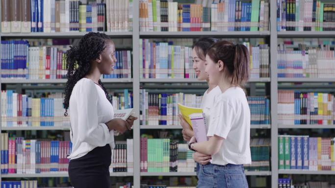 【4K】图书馆黑人外教交流