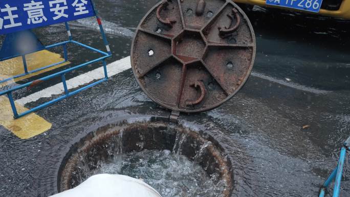 下雨天城市排水