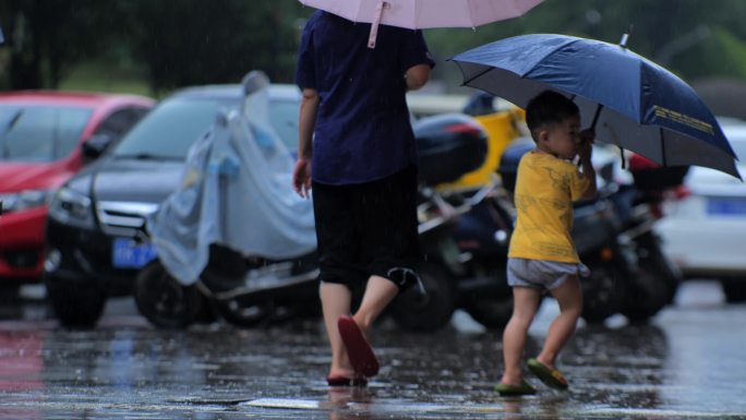 雨中的行人