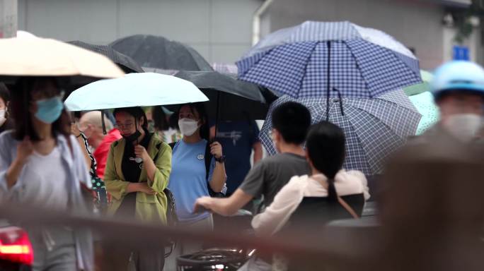 4K14分钟素材超长北京下雨打伞下班集合