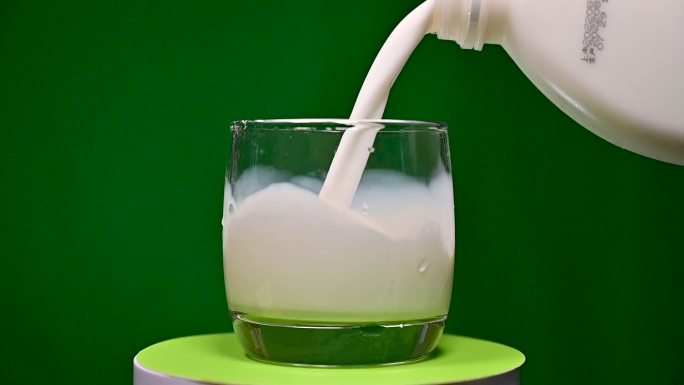 透明玻璃杯的牛奶