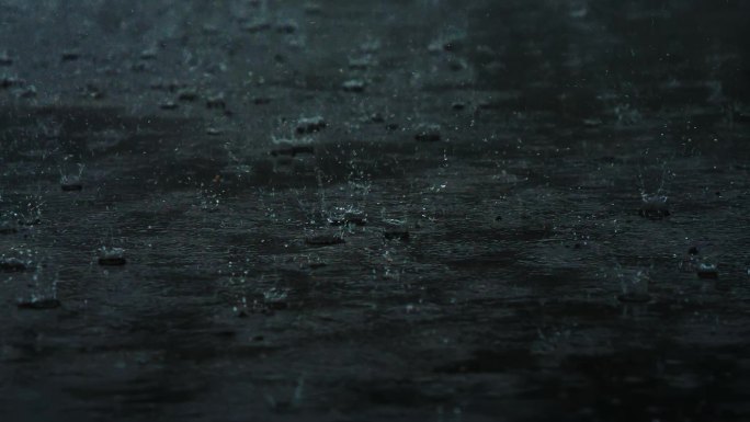 暴雨下雨雨水