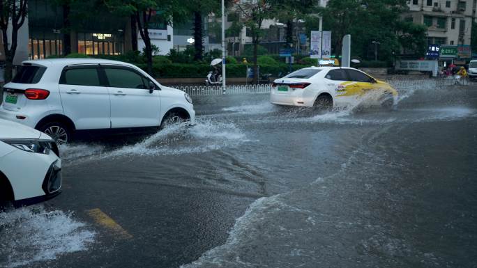 涉水开车-慢镜头