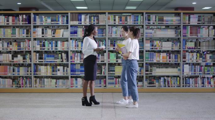 【4K】图书馆美女留学生交流